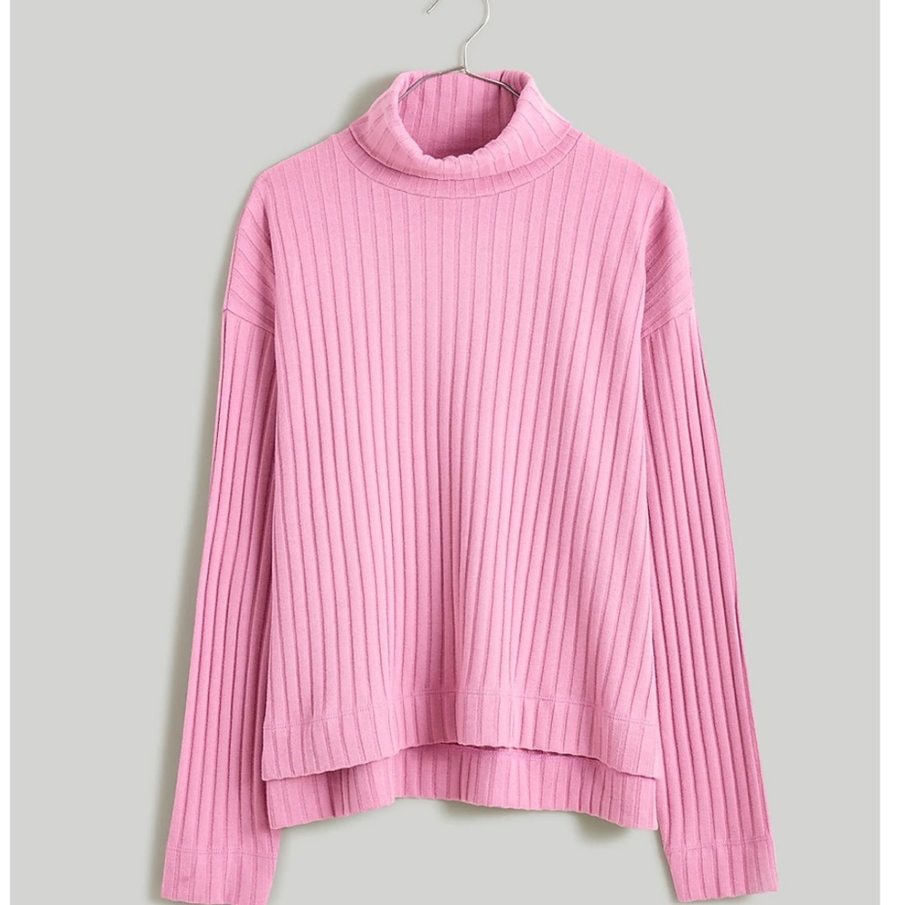 Madwell relaxed turtleneck . Size Large.. pink color